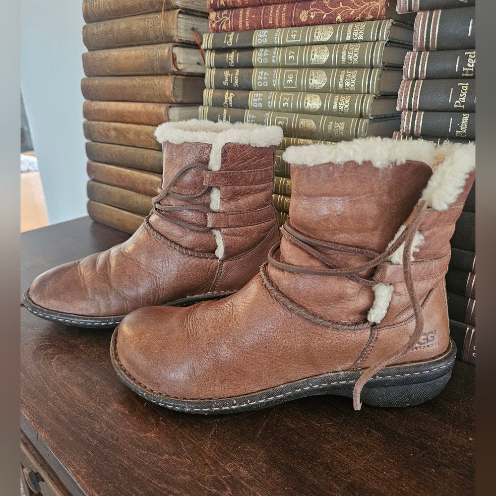 UGG Australia Caspia Boots 1932 Brown Leather Shearling  Women's Size 9